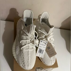 Yeezy 350V2 brand new